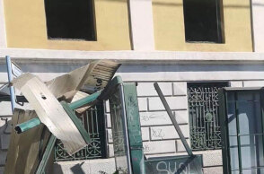 Φορτηγό έπεσε σε στάση λεωφορείου στα Καμίνια