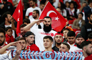 Στρατιωτικοί χαιρετισμοί από τους Τούρκους φιλάθλους στο γήπεδο Stade de France