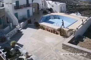 Δύο αγόρια καταδιώκουν γάτα σε αύλειο χώρο ξενοδοχείου στη Φολέγανδρο