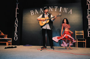 Ποιος Valentino, αγάπη μου; Η Valentina είναι η πιο hot σχεδιάστρια μόδας στον καιρό των Τσιγγάνων.