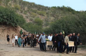 Μορμόνοι κηδεύουν τους συγγενείς τους, θύματα ενέδρας