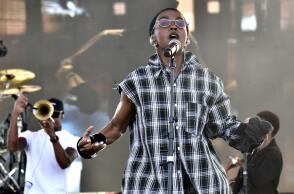 Lauryn Hill Guarding.jpg