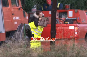 Πλημμύρες σε Κινέτα και Αγίους Θεοδώρους: Δραματικές στιγμές για εγκλωβισμένους κατοίκους