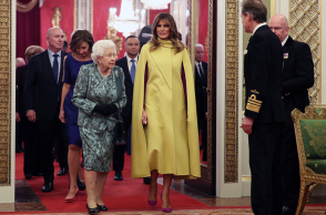 Βασίλισσα Ελισάβετ και Μελάνια Τραμπ 