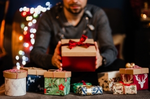 kaboompics_a_handsome_man_with_christmas_presents.jpg
