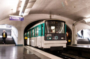 «Παραλύει» το Παρίσι - Απεργία στα ΜΜΜ