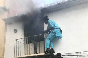 Σενεγαλέζος μετανάστης χωρίς χαρτιά βουτάει μέσα σε φλεγόμενο διαμέρισμα στην Ισπανία για να σώσει ανάπηρο