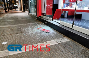 Άγνωστοι έσπασαν εμπορικά καταστήματα στη Θεσσαλονίκη