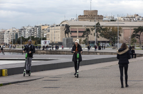Ηλεκτρικά πατίνια στην παραλία της Θεσσαλονίκης