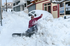 Κατάλευκα τα Βίλια από τη χιονόπτωση 