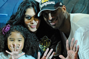 Ο Κόμπι με την οικογένειά του