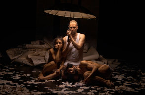 Εvil Unicorns theatro roes