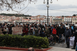 Καθιστική διαμαρτυρία προσφύγων κα μεταναστών έξω από το Δημοτικό Θέατρο Μυτιλήνης