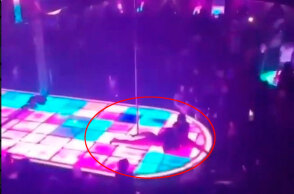 ΗΠΑ: Χορεύτρια Pole Dancing σκάει στην πίστα από ύψος 6 μέτρων