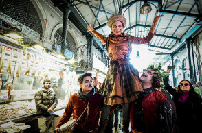 Τσικνοπέμπτη με μασκαράδες στη Βαρβάκειο