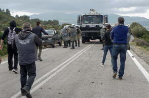 «Καζάνι» έτοιμο να εκραγεί η Λέσβος - Οδομαχίες κατοίκων με αστυνομικούς