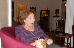 Η Άλκη Ζέη στο σπίτι της