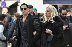 Ο Άνθιμος Ανανιάδης και η Εύη Καραγιάννη προσέρχονται στη Μητρόπολη Αθηνών για την κηδεία του Κώστα Βουτσά