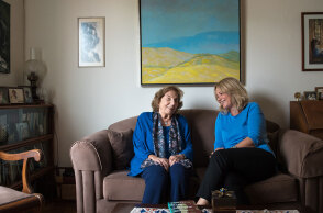 Η Άλκη Ζέη με την επιμελήτριά της Ελένη Μπούρα 