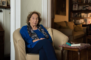 Η Άλκη Ζέη στον καναπέ του σπιτιού της