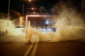 Σφοδρές συγκρούσεις στη Λέσβο μεταξύ αστυνομικών και διαδηλωτών για το προσφυγικό