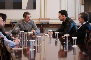 Κυριάκος Μητσοτάκης σε σύσκεψη στο Mαξίμου για την αντιμετώπιση του κορωνοϊού