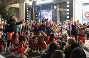 Πάτρα: Χιλιάδες ετοιμάζονται για τη μεσημεριανή παρέλαση