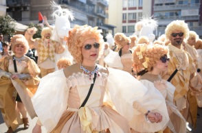 Πάτρα: Παρελαύνουν χιλιάδες καρναβαλιστές 