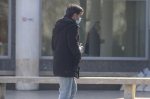 Άντρας με μάσκα σε νοσοκομείο στην Ελλάδα κατά του κορωνοϊού