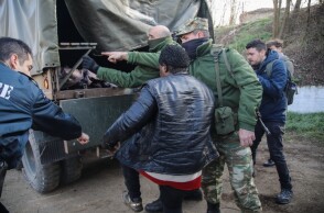 Αστυνομία και στρατός αποτρέπουν πρόσφυγες και μετανάστες να περάσουν στην Ελλάδα από την Τουρκία μέσω Έβρου