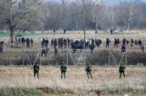 Εικόνα από τα σύνορα στις Καστανιές Έβρου.Από τη μία πλευρά οι Έλληνες συνοριοφύλακες κι από την άλλη οι μετανάστες