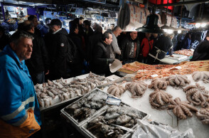 Καταναλωτές ψωνίζουν στην ψαραγορά της Βαρβακείου Αγοράς