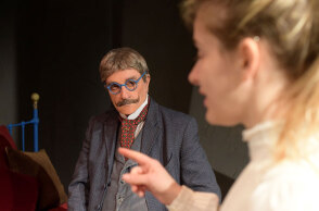 Ο Θανάσης Παπαγεωργίου στην παράσταση «Το Επάγγελμα Της Μητρός Μου» στο Θέατρο Στοά