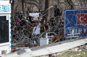 Συγκέντρωση προσφύγων και μεταναστών στα ελληνοτουρκικά σύνορα