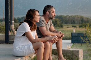 «Η μπαλάντα της τρύπιας καρδιάς» του Γιάννη Οικονομίδη με τη Βίκυ Παπαδοπούλου και τον Βασίλη Μπισμπίκη