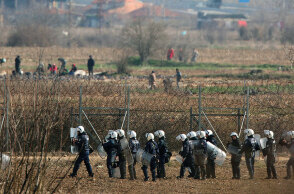 Αστυνομικές και στρατιωτικές δυνάμεις στον συνοριακό φράχτη στις Καστανιές Έβρου