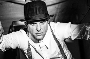 Ο Γιώργος Γάλλος φωτογραφίζεται για την ATHENS VOICE στο κέντρο της Αθήνας