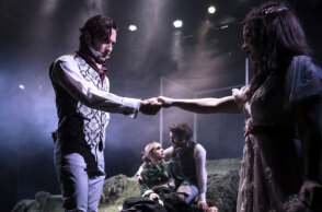 «Περηφάνια και προκατάληψη» της Τζέιν Όστεν,  σε σκηνοθεσία Ιόλης Ανδρεάδη στο Θέατρο Αλκυονίς