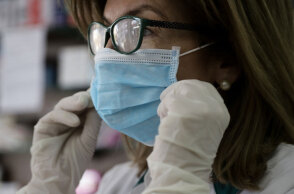 Μάσκα και γάντια για προστασία από τον κορωνοϊ