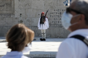 Ζευγάρι με μάσκες προστασίας από τον κορωνοϊό στη Βουλή
