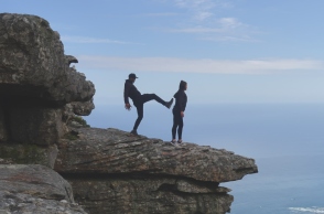 Αγόρι κάνει ένα κακό αστείο σπρώχνοντας κορίτσι προς τον γκρεμό