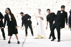 Εικόνα από την παράσταση «Άφιξις» της ομάδας ΠΥΡ στο Μικρό Θέατρο Αρχαίας Επιδαύρου