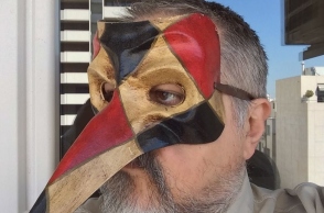 Ο Γιάννης Νένες περιγράφει πώς βιώνει το “Μένουμε Σπίτι”.