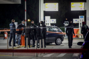 Αστυνομικοί απέκλεισαν τον χώρο όπου αστυνομικός φέρεται να πυροβόλησε και να σκότωσε την εν διαστάσει σύζυγό του και μια φίλη της 