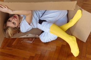 Η Νατάσα Εξηνταβελώνη ποζάρει με την κούτα της τώρα που Μένουμε Σπίτι