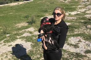 Η Χριστίνα Πολίτη με το σκύλο της, Τόνι, στη Διονυσίου Αεροπαγίτου