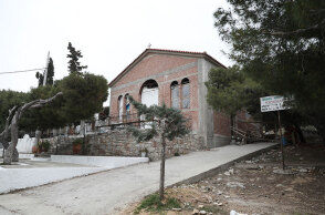 Κορωνοϊός: Το εκκλησάκι του Προφήτη Ηλία στην Ηλιούπολη, όπου ιερέας κλείστηκε με πιστούς για να τελέσει λειτουργία