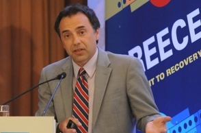 Θοδωρής Πελαγίδης: Ο καθηγητής οικονομικής ανάλυσης στο Πανεπιστήμιο Πειραιώς μιλά στην Athens Voice για τις επιπτώσεις του κορωνοϊού στην οικονομία