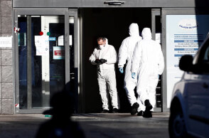 Έξω από το παγοδρόμιο Palacio de Hielo που μετατράπηκε σε νεκροτομείο για τους νεκρούς του κορωνοϊού