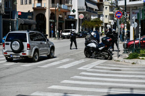 Απαγόρευση κυκλοφορίας: Συνεχείς οι έλεγχοι των αστυνομικών στα πιστοποιητικά μετακίνησεις των οδηγών